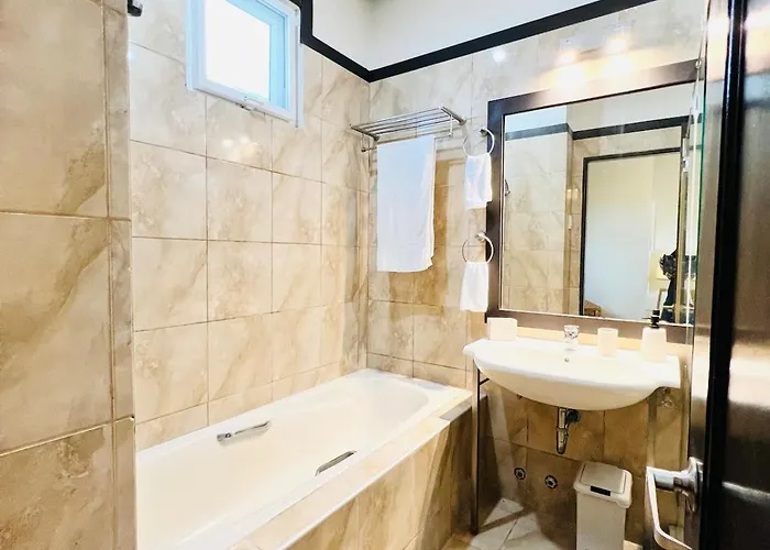 Apartment 5br Townhome In Cedar Place With Parking *